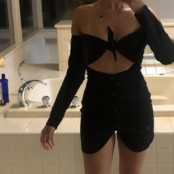 Black Off-the-Shoulders Bow Cutout Beso Blazer Dress by Choosy - Picture 6 of 6